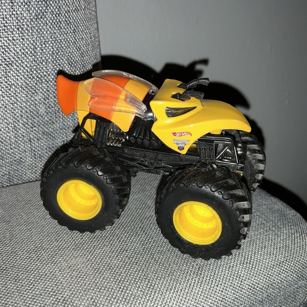 Hot Wheels Monster Jam NITRO HORNET‎ PLASTIC BASE Monster Truck 1:64 scale
